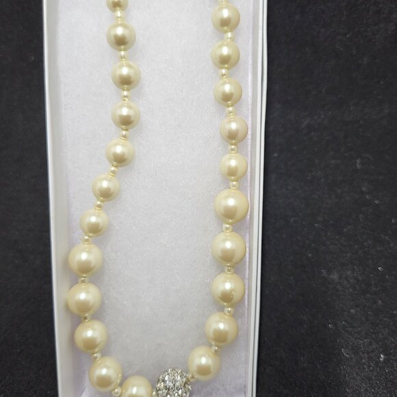 Pearl Clip Earrings and Matching 18 " necklace - Picture 5 of 5